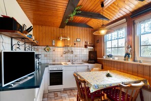 Fridge, microwave, oven, stovetop - Apartment 2, 50 sqm, 2 bedrooms, covered terrace, max. 3 guests (Hooksiel)