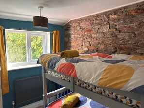 4 bedrooms, iron/ironing board, internet, bed sheets - Quirky cottage. Sleeps 8. Dog friendly. Lake views. Close to the coast. (Millbrook)