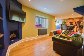 Smart TV, chimenea, libros