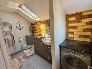 Een douche, een haardroger, handdoeken, zeep