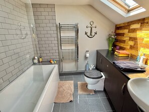 Een douche, een haardroger, handdoeken, zeep