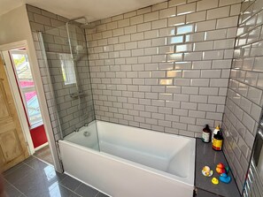 Douche, sèche-cheveux, serviettes fournies, savon