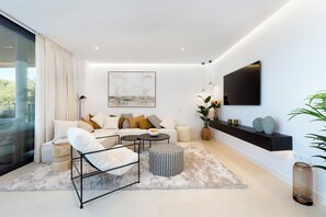 TV - Luxury Family Apt w/ private heated pool (Fuengirola)