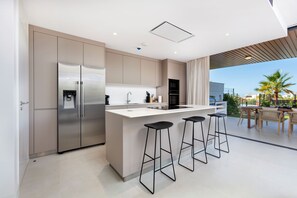 Microwave, oven, dishwasher - Luxury Family Apt w/ private heated pool (Fuengirola)