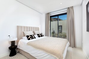 3 bedrooms, WiFi, bed sheets - Luxury Family Apt w/ private heated pool (Fuengirola)