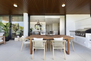 Outdoor dining - Luxury Family Apt w/ private heated pool (Fuengirola)