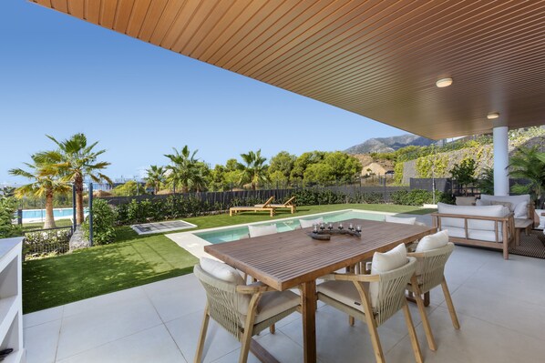 Outdoor dining - Luxury Family Apt w/ private heated pool (Fuengirola)