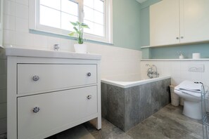 Hiustenkuivaaja, pyyhkeet, saippua, vessapaperi