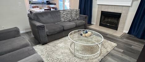 Smart TV, chimenea y libros