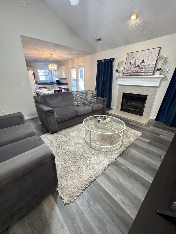 Älytelevisio, takka, kirjoja