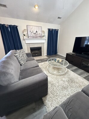 Älytelevisio, takka, kirjoja