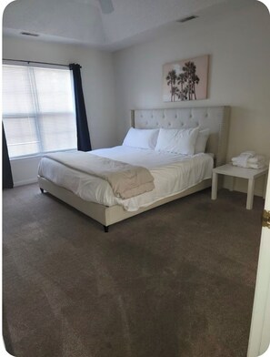 4 makuuhuonetta, työpöytä, silitysrauta/-lauta, ilmainen Wi-Fi