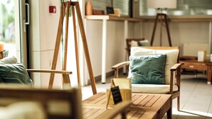Une pièce chaleureuse, meublée de meubles en bois, notamment une chaise avec un coussin et une table en bois.