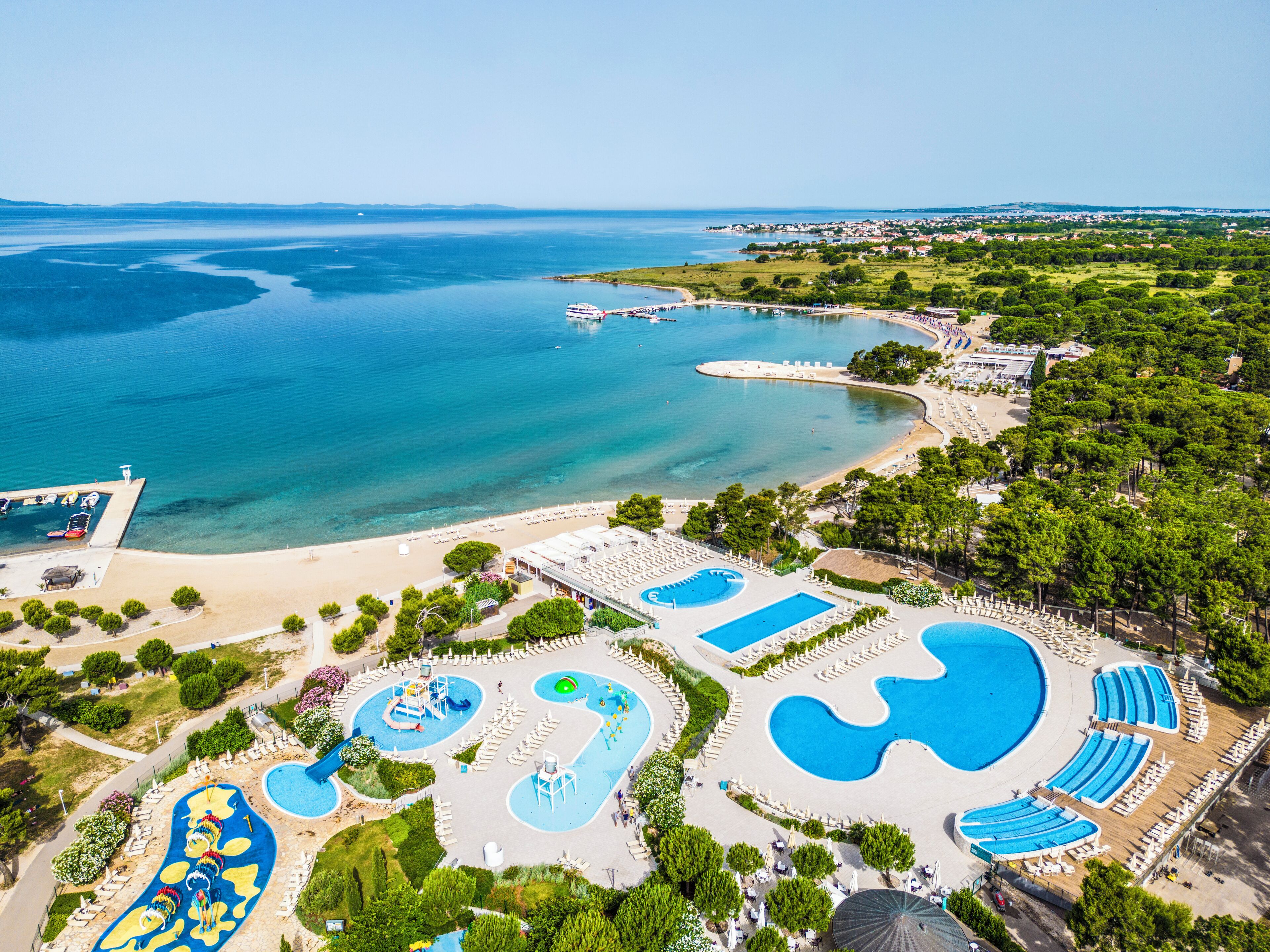Kolam renang outdoor musiman, dengan payung kolam renang