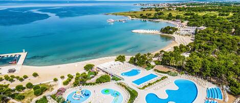 Seasonal outdoor pool, pool umbrellas, sun loungers