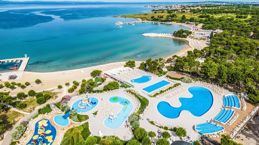 扎顿度假村豪华露营村