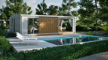 Alberca al aire libre por temporada y sombrillas en la alberca