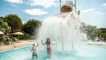 Kauden mukainen ulkouima-allas, aurinkovarjoja, aurinkotuoleja