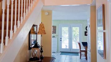 المنشأة من الداخل