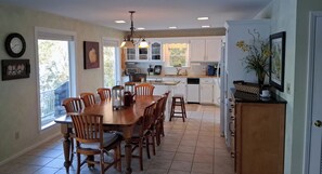 ثلاجة، ميكروويف، فرن، موقد طهي مسطح