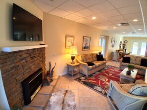 Smart TV, fireplace, books, stereo