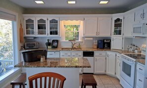 ثلاجة، ميكروويف، فرن، موقد طهي مسطح