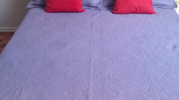 2 habitaciones, escritorio, tabla de planchar con plancha y wifi gratis