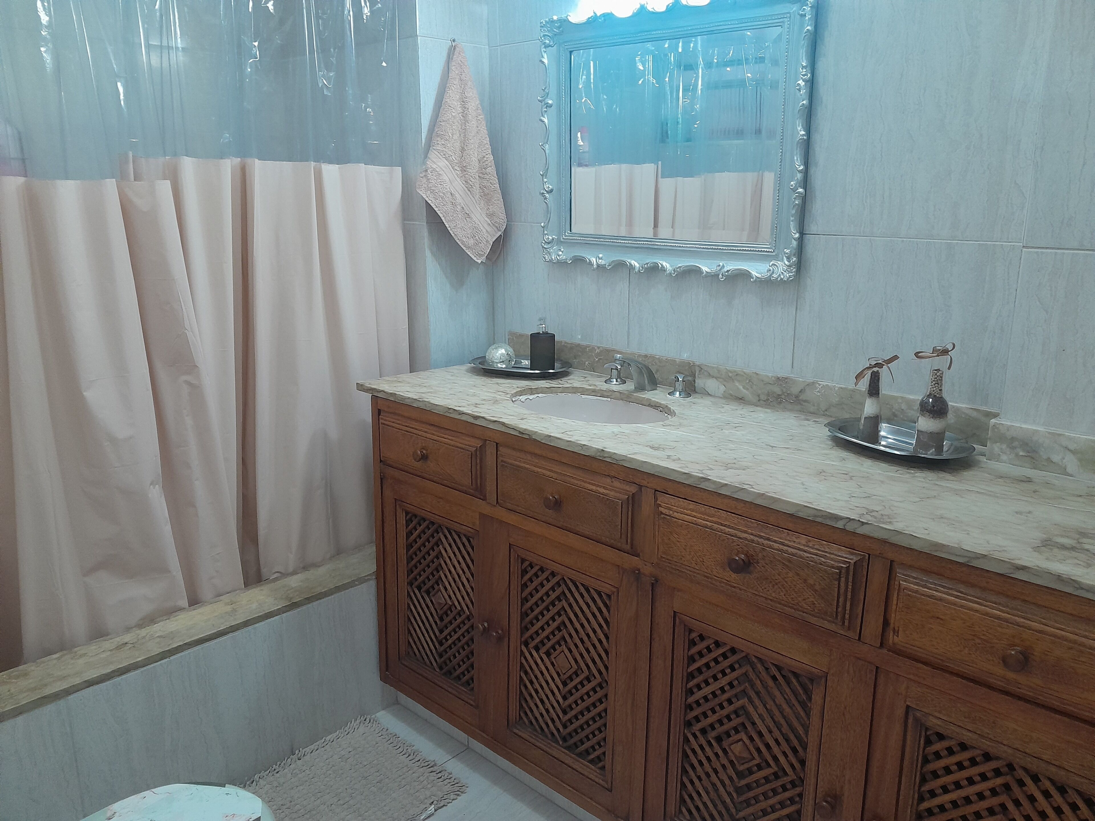 Douche, sèche-cheveux, serviettes fournies, savon