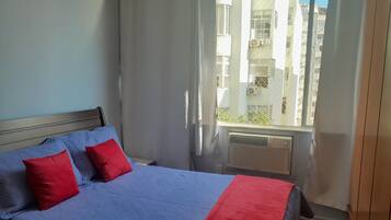 2 quartos, escrivaninha, ferros/tábuas de passar roupa