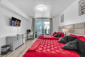 1 soverom, skrivebord, strykejern/-brett og reiseseng for barn