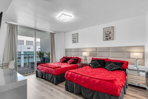 1 soverom, skrivebord, strykejern/-brett og reiseseng for barn