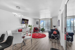 Tv, bordsfotboll och kontor