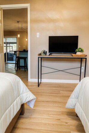 4 bedrooms, iron/ironing board, WiFi, bed sheets - Private Resort-Style Oasis, Pool, Lanai & Court – Backyard Paradise w/ BBQ (Gainesville)