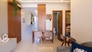 Un interno moderno con zona pranzo, elementi in legno e vista su una camera da letto.