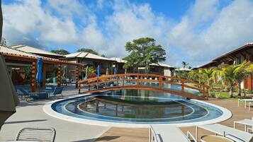 Hồ bơi ngoài trời