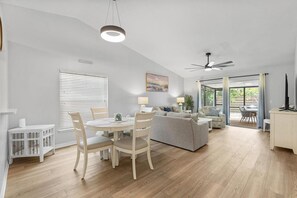 Casa, várias camas (High Tide Hideaway) | Área de estar