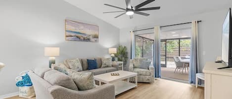 House, Multiple Beds (High Tide Hideaway) | Living area