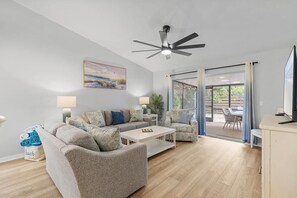 Casa, várias camas (High Tide Hideaway) | Área de estar