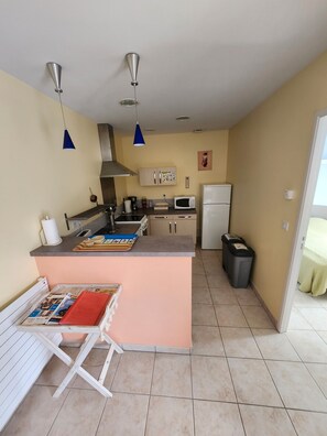 雪櫃、微波爐、焗爐、爐具