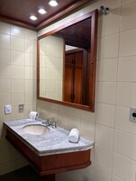 Toallas, jabón, shampoo, papel higiénico