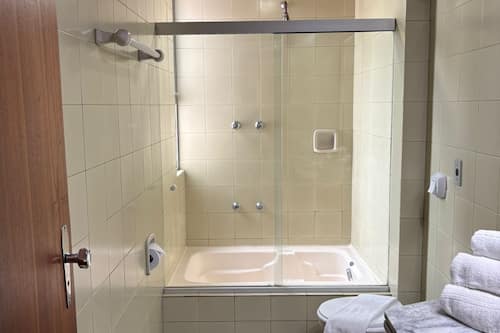 Handtücher, Seife, Shampoo, Toilettenpapier