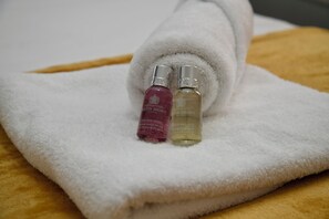 Een haardroger, handdoeken, zeep, toiletpapier