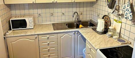 ثلاجة، فرن، موقد طهي مسطح، غلّاية كهربائية