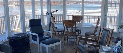 Smart-tv, pejs, dvd-afspiller, bøger