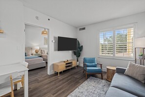 Living area - Suite near Epic Universe & Universal, free parking (Orlando)