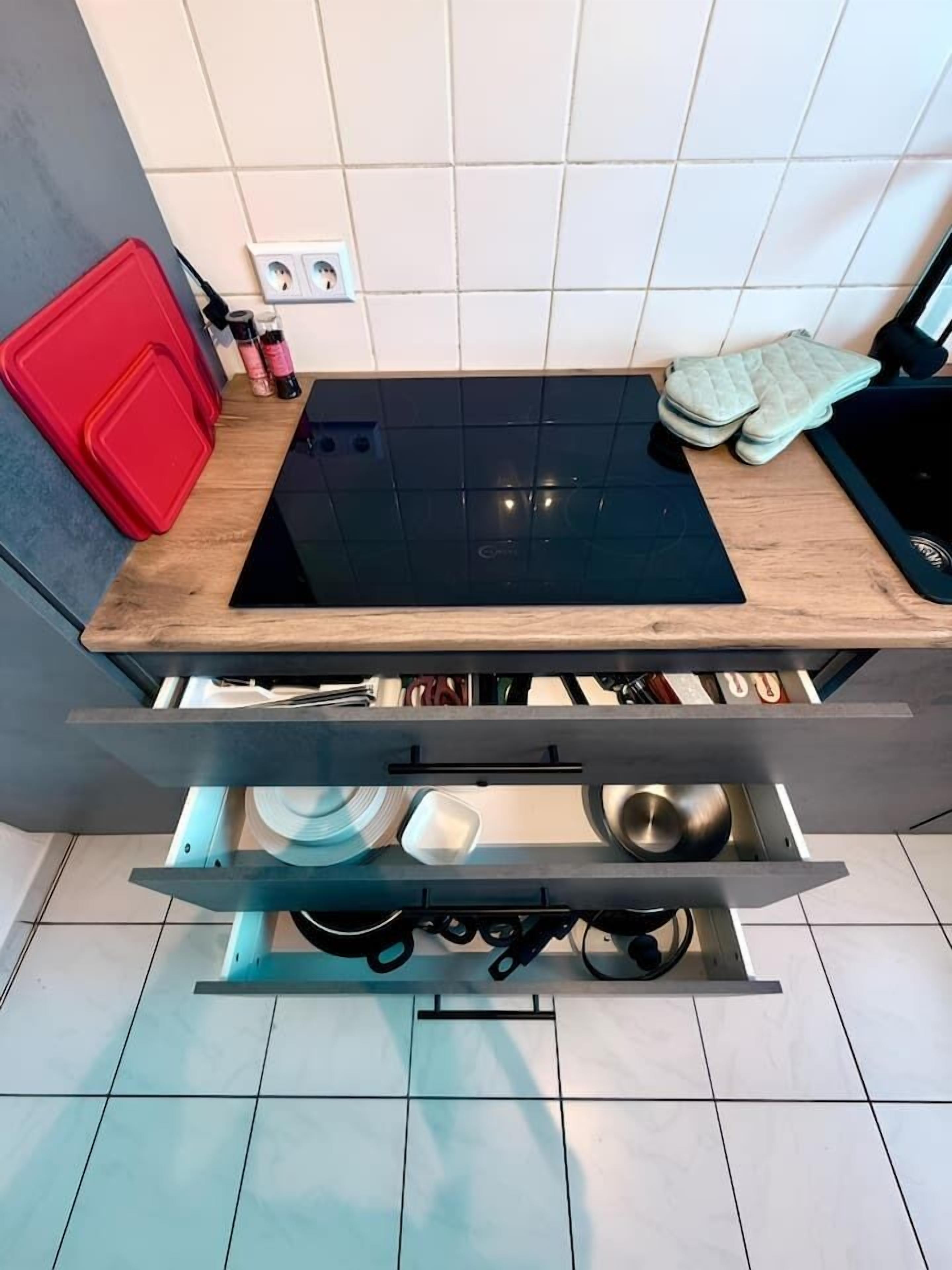 Refrigerador, microondas, horno y parrilla de estufa 