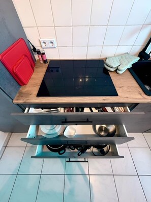 ثلاجة، ميكروويف، فرن، موقد طهي مسطح