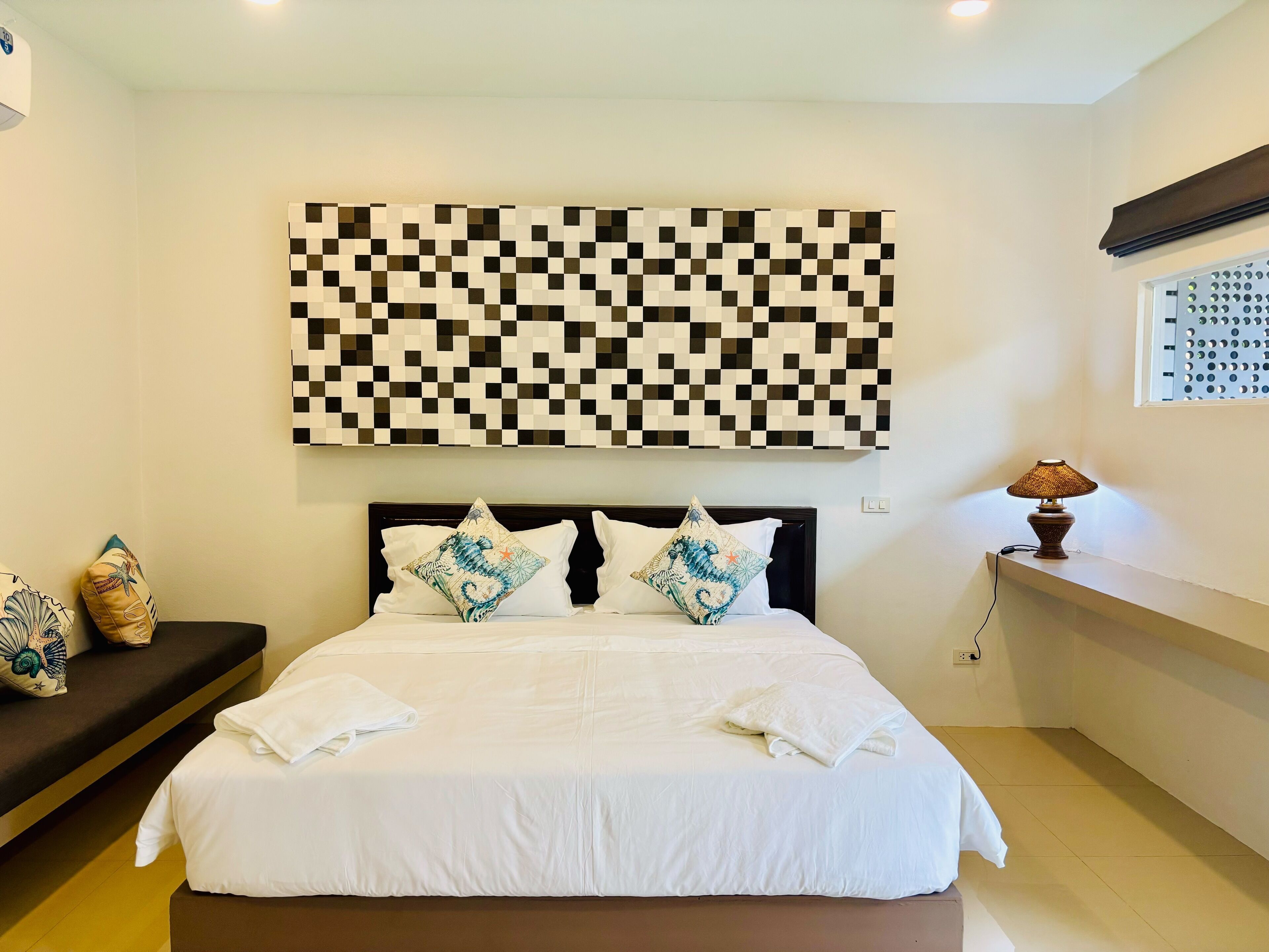 خزنة داخل الغرفة ومساحة عمل للكمبيوتر المحمول وستائر تعتيم