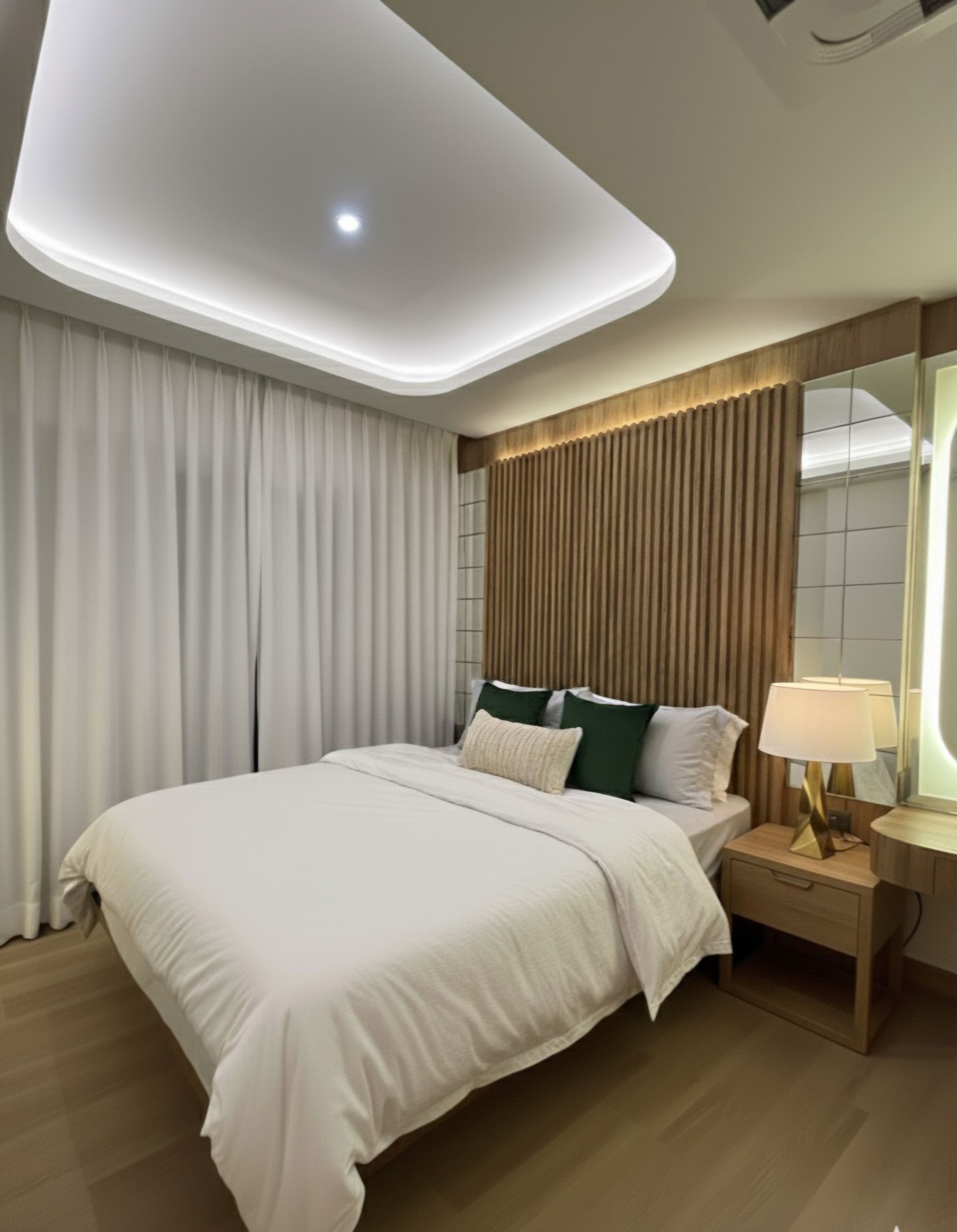 Family Suite partial Seaview | Caja de seguridad en la habitación y espacio para trabajar con laptop 