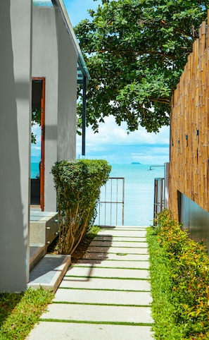 A pathway leading to a balcony with a view of the sea. - The Strand Resort Samui  (Koh Samui)